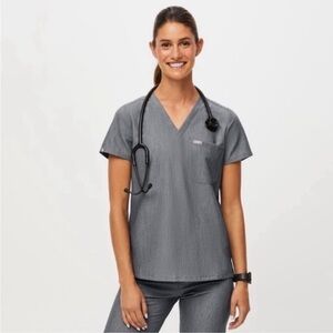 FIGS Catarina One Pocket Scrub Top in Graphite size XS